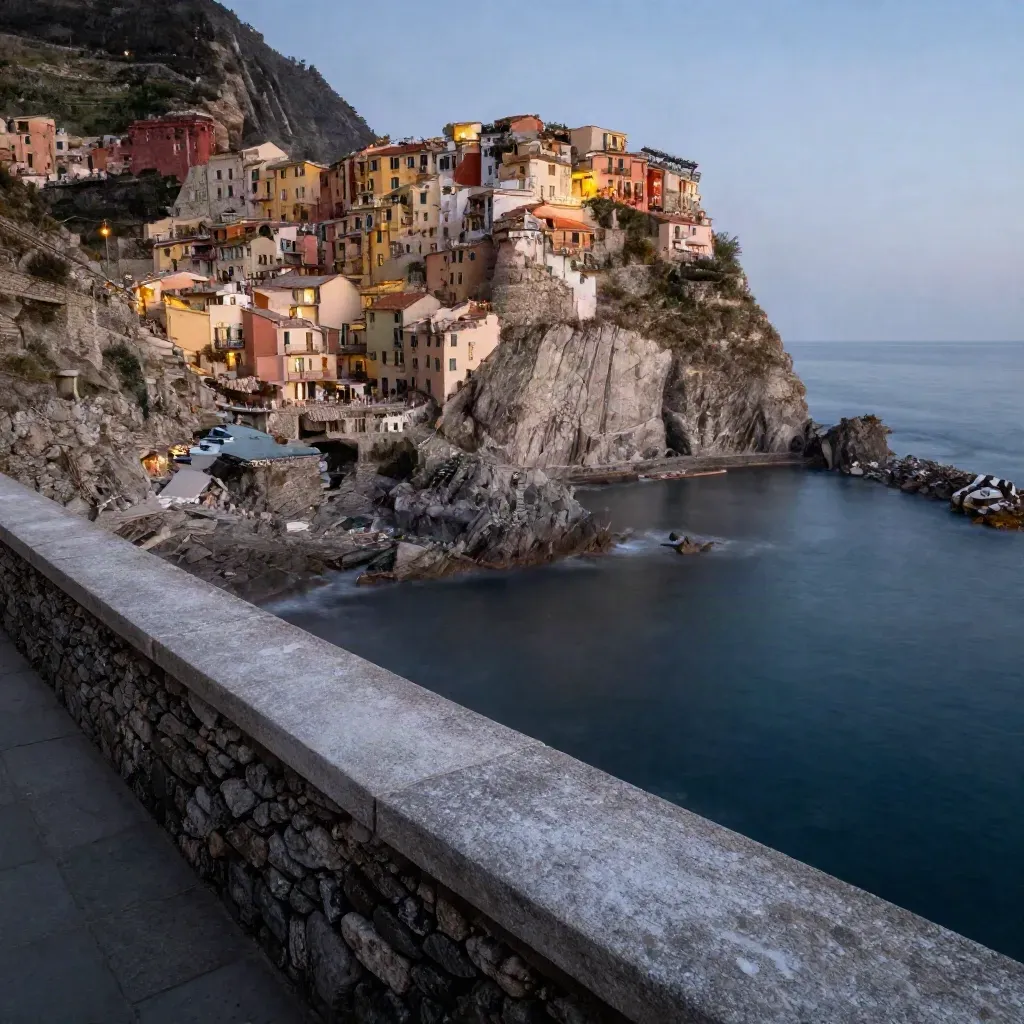 Costiera delle Cinque Terre al crepuscolo con scogliere, tetti pastel e mare calmo